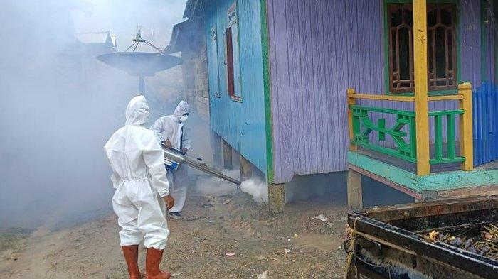 Petugas Dinkes Nunukan melakukan kegiatan fogging di wilayah Kabudaya, belum lama ini.