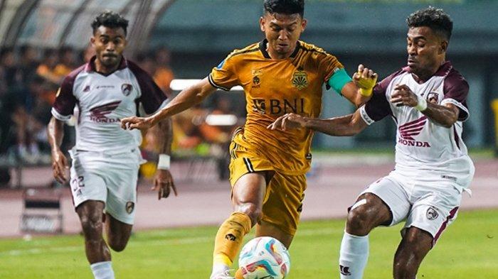 FOTO Bhayangkara FC vs PSM Makassar (putih) di Liga 1. Pelatih Bhayangkara FC Emral Abus sebut tak perlu menyesali penalti yang gagal dari Matias Mier ke gawang PSM Makassar yang dikawal oleh Reza Arya Pratama