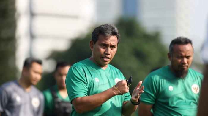 FOTO Bima Sakti di sela latihan Timnas Indonesia U7