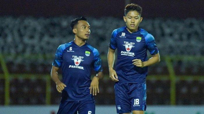 FOTO Dua pemain Persib Bandung tengah uji coba lapangan Stadion Gelora BJ Habibie Parepare.