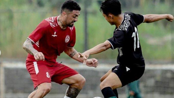 FOTO Jonathan Bustos (merah) saat latihan bareng PSS Sleman.  