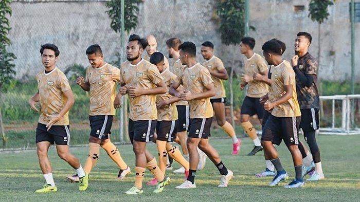 Foto pemain Dewa United saat latihan.  