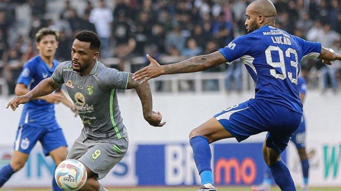 FOTO Penyerang Persebaya Surabaya Paulo Victor (tengah) dibayangi bek PSIS Semarang Lucas Gama. Belakangan santer beredar rumor jelang bursa transfer Liga 1, Lucas Gama alias Lucao dan Taisei Marukawa juga dirumorkan akan tinggalkan Mahesa Jenar julukan PSIS Semarang.
