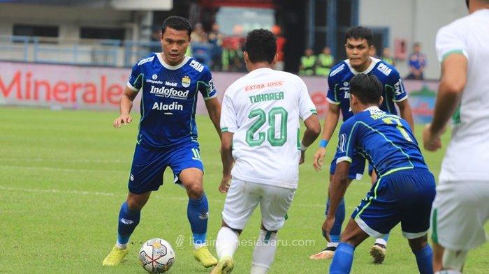 FOTO Pilar Persib Bandung Dedi Kusnandar (kiri). 