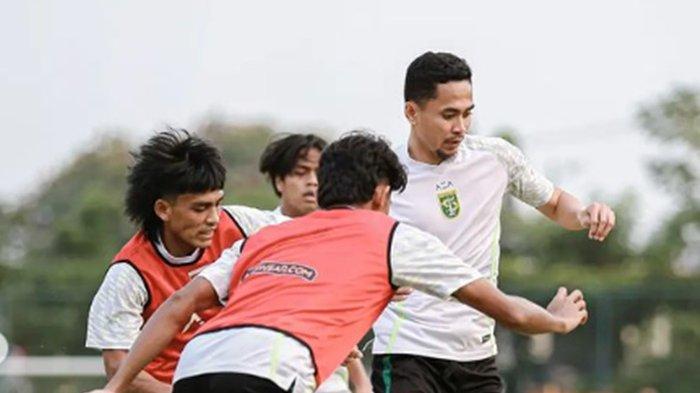 FOTO Reva Adi Utama (putih) di latihan Persebaya di Liga 1.  Dalam daftar sembilan pemain dilepas Persebaya Surabaya di bursa transfer Liga 1 2024/2025, empat pemain asing dilepas, termasuk eks PSM Makassar, Reva Adi Utama.