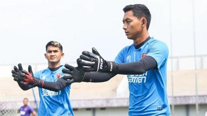 FOTO Reza Arya Pratama (kanan). Performa kiper PSM Makassar Reza Arya Pratama di BRI Liga 1 musim ini menyita perhatian.