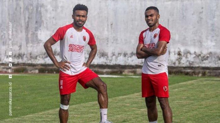 Foto Yance Sayuri dan Yakob Sayuri (kanan) di sela latihan PSM Makassar.  