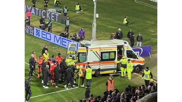 Ambulans mengevakuasi gelandang Fiorentina, Edoardo Bove seusai tak sadarkan diri pada pertandingan Liga Italia Serie A di Stadion Artemio Franchi, Minggu (1/12/2024).