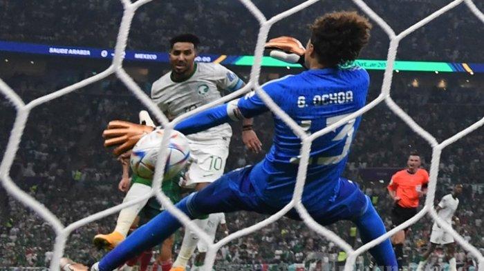 Gelandang Arab Saudi Salem Al-Dawsari (kiri) mencetak gol pertama timnya selama pertandingan sepak bola Grup C Piala Dunia Qatar 2022 antara Arab Saudi dan Meksiko di Stadion Lusail di Lusail, utara Doha pada 30 November 2022. (Photo by PATRICIA DE MELO MOREIRA / AFP)