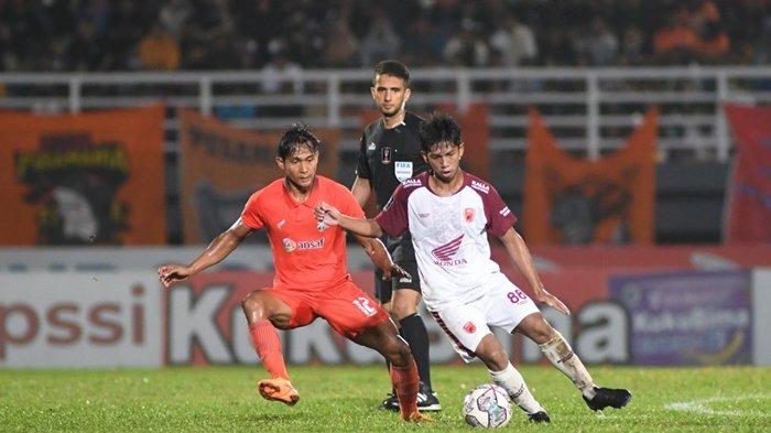 Gelandang muda PSM Makassar, Ananda Raehan (putih) saat melawan Borneo FC di Piala Presiden 2022.