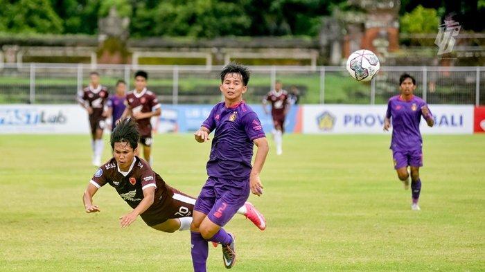 Gelandang muda PSM Makassar, M Rafli Asrul (merah), berduel dengan pemain Persik Kediri.