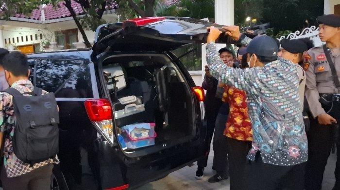 Penyidik KPK (Komisi Pemberantasan Korupsi) menyita sejumlah barang usai melakukan penggeledahan rumah Sekjen PDI Perjuangan (PDI-P), Hasto Kristiyanto di Bekasi, Jawa Barat, Selasa (7/1).