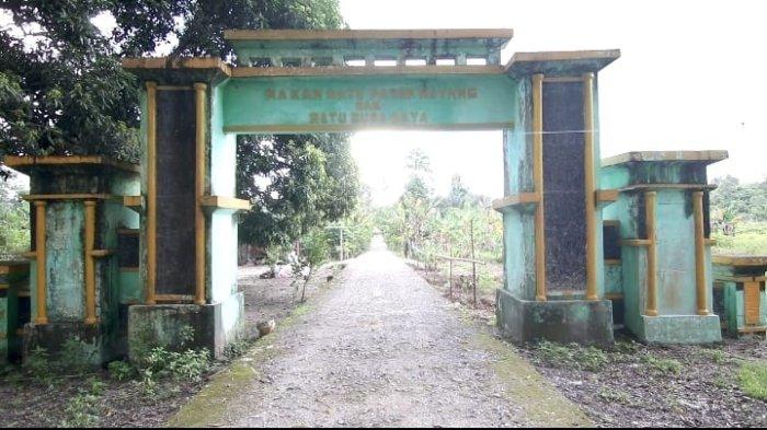 Pintu gerbang menuju Makam Datu Bejambe di Desa Pasir Mayang, Kabupaten Paser. Selain makam Datu Bejambe di kompleks pemakaman ini masih banyak bukti penyebaran Islam di Desa Pasir Mayang.