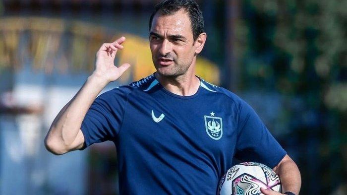 Pelatih PSIS Semarang Gilbert Agius 