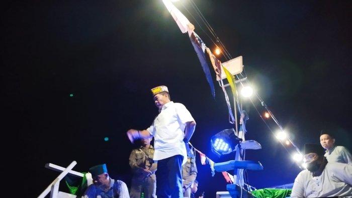 Gubernur Kaltara Zainal Paliwang saat menaiki KM Kaltara di Hati menyusuri Sungai Kayan