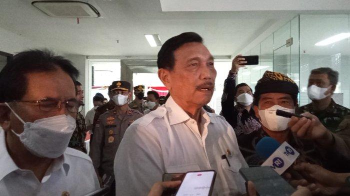 Menko Marves Luhut Panjaitan saat menjawab pertanyaan wartawan di Aula Gedung Gadis, Tanjung Selor seputar persiapan groundbreaking KIPI beberapa waktu lalu. (TRIBUNKALTARA.COM / MAULANA ILHAMI FAWDI)