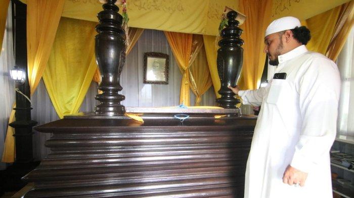 Makam Sultan Aji Muhammad Alimuddin yang berada di Kompleks Pemakaman Kelambu Kuning. Bersama sang sultan di kompleks itu juga turut dimakamkan putrinya, istrinya Aji Raden Lesminingpuri dan menantunya, Pangeran Noto Igomo, ulama besar di Kesultanan Kutai Kartanegara.