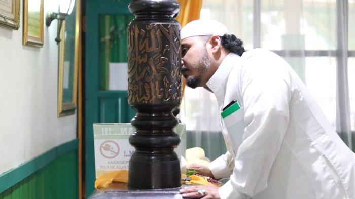 Habib Mubarak, salah seorang keturunan langsung Pangeran Noto Igomo berada di makam ulama besar Kesultanan Kutai awal bulan Maret 2024 lalu.