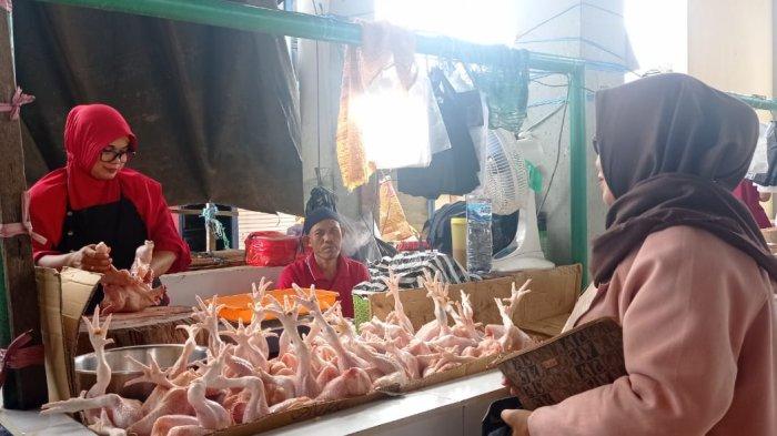 Harga ayam potong di Pasar Imbayud Taka masih dibandrol Rp 55 ribu per kg.