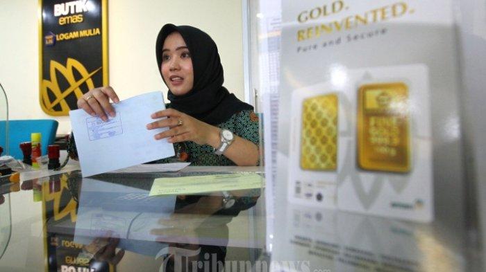 Seorang petugas melayani konsumen yang melakukan transaksi pembelian emas batangan atau logam mulia di Butik Emas, Jalan Ir H Djuanda, Kota Bandung, Rabu (8/1/2020).  
