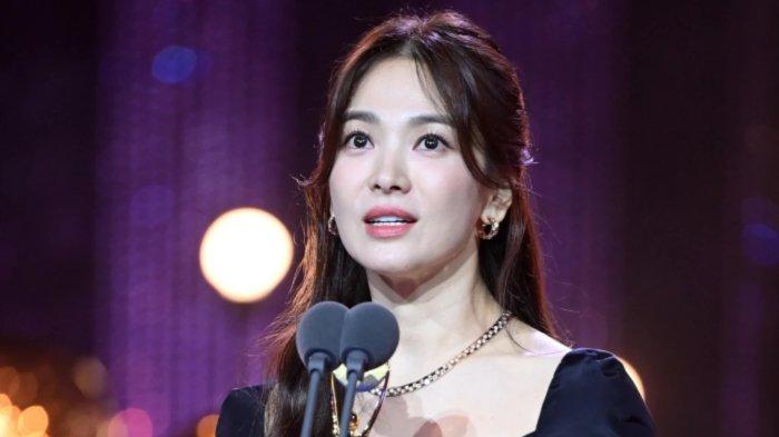 Momen pidato menyentuh Song He Kyo yang berhasil raih Daesang di Blue Dragon Series Awards 2023 (Sportchosun)