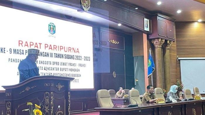 Juru bicara Fraksi Perjuangan Persatuan Nasional, Hendrawan menyampaikan pandangan umum  terhadap nota pengantar Bupati Nunukan terkait LKPJ pelaksanaan APBD tahun anggaran (TA) 2022, di ruang rapat Paripurna, pada Senin (10/07/2023).