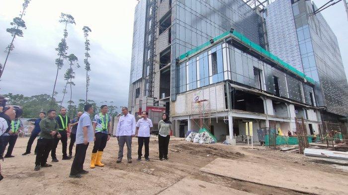Menperekraf Sandiaga Uno juga meninjau pembangunan Hotel Nusantara yang berada di kawasan IKN. Fasilitas Hotel Nusantara ini siap diinapi saat upacara Kemerdekaan HUT ke-79 RI pada 17 Agustus 2024 mendatang.