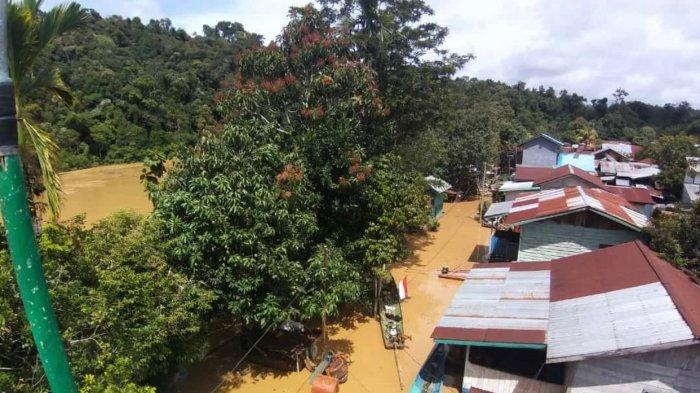 Hulu Sungai Kayan di Desa Data Dian, Kayan Hilir meluap sejak Sabtu (27/8/2023). Kejadian yang sama baru terjadi sejak tahun ini sejak 20 tahun terakhir.