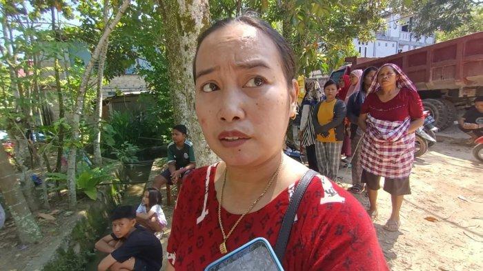 Ibu Ima seorang warga yang dapurnya ikutan kena kobaran api, saat diwawancarai awak media, Rabu (2/8/2023).