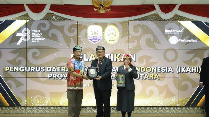 Gubernur Kaltara Zainal A Paliwang secara langsung hadir untuk menyaksikan prosesi pelantikan Pengurus Daerah Ikatan Hakim Indonesia (IKAHI) Provinsi Kalimantan Utara ( Kaltara ) di Aula Gedung Gabungan Dinas (Gadis) Pemerintah Provinsi (Pemprov) Kaltara, Tanjung Selor, Kabupaten Bulungan, Rabu (9/8/2023) malam.