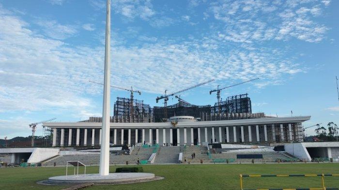 Penampaan Istana Negara yang berada di Ibu Kota Nusantara (IKN), Sepaku, Penajam Paser Utara, Kalimantan Timur. Saat ini progres pembangunan sudah 80 persen, dan Presiden Jokowi menargetkan Juli 2024 sudah mulai berkantor di IKN.// ARY NINDITA