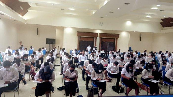 Presiden Jokowi mengundang 690.822 anak-anak muda bertalenta untuk menjadi Calon Aparatur Sipil Negeri atau CASN 2024, simak formasi dan jadwal pendaftaran.