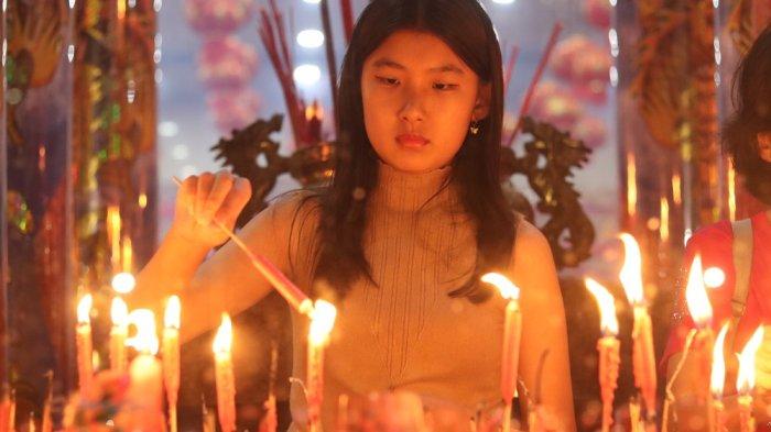 IBADAH SAMBUT IMLEK - Suasana ibadah menjelang perayaan Imlek di klenteng Satya Dharma Guang De Miao, Balikpapan, Kalimantan Timur pada Selasa (29/01) malam. (TribunKaltim.co/Dwi Ardianto)