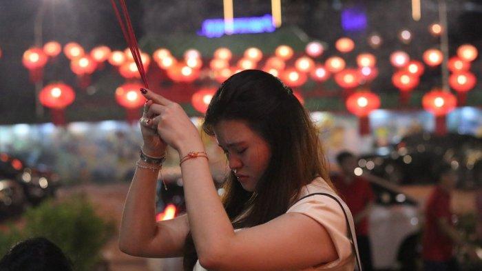 IBADAH SAMBUT IMLEK - Suasana ibadah menjelang perayaan Imlek di klenteng Satya Dharma Guang De Miao, Balikpapan, Kalimantan Timur pada Selasa (29/01) malam. (TribunKaltim.co/Dwi Ardianto)