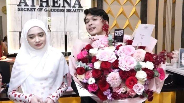 Inara Rusli dipepet pengacara tampan teman Richard Lee. (Tangkapan Layar YouTube Cumi Cumi)