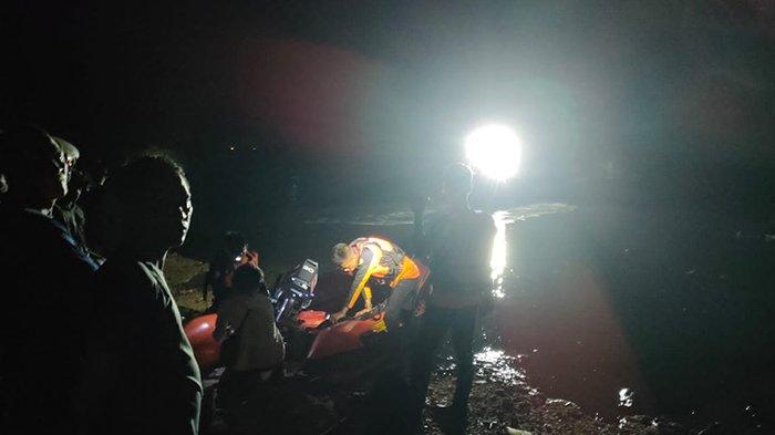 Tim SAR melakukan pencarian terhadap korban tenggelam di sungai wilayah Bandara Juwata Internasional Kota Tarakan, Minggu (1/10/2023). (TRIBUNKALTARA.COM/ANDI PAUSIAH)