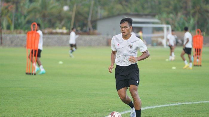Aksi Rachmat Irianto di selalu latihan Timnas Indonesia belum lama ini. Pemanggilan pemain Persib Bandung Rachmat Irianto, pemain Persija Jakarta Muhammad Ferarri, dan Ernando Ari penjawa gawang Persebaya Surabaya karena 'krisis pemain' di skuat asuhan Shin Tae-yong saat ini jelang Timnas Indonesia lawan Vietnam di Kualifikasi Piala Dunia.
