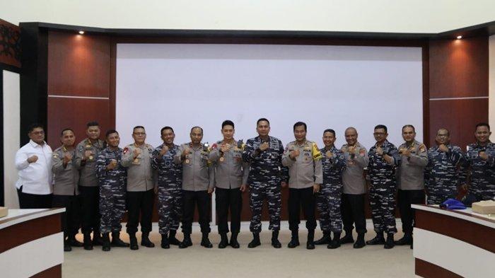 Kapolda Kaltara Irjen Pol Daniel Adityajaya menerima kunjungan kehormatan atau courtessy call Komandan Lantamal XIII, Laksma TNI Deni Herman yang dilaksanakan di Ruang Rapat Kapolda Kaltara, Rabu (6/9/2023).