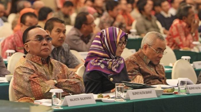 Ismail Thomas ketika menjabat sebagai Bupati Kutai Barat.