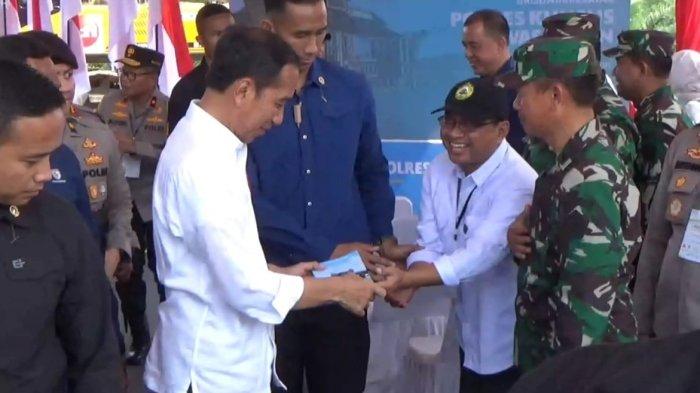 Detik-detik Rektor Uniba Isradi Zainal menyerahkan buku IKN jilid ke-2 kepada Presiden Jokowi terekam dalam video singkat yang dia kirim.