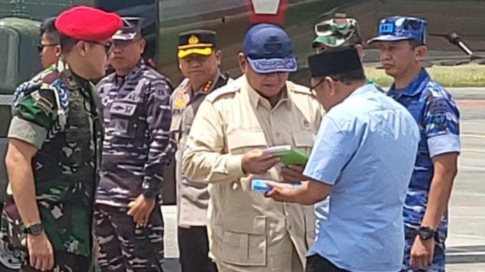 Rektor Universitas Balikpapan ( Uniba ) Dr Isradi zainal memberikan kejutan saat bertemu dengan Menteri Pertahanan juga Calon Presiden Prabowo Subianto, Senin (18/3/2024).