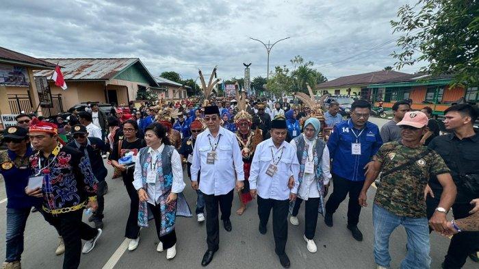 Intip penampilan istri - istri pasangan calon Yansen-Suratno ( YESS ) saat mendaftar di KPU Kaltara, kompak mengenakan dress code blouse putih.