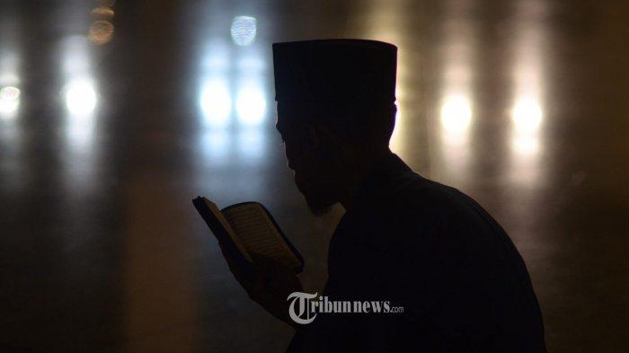 I'TIKAF - Umat muslim membaca Al Quran saat I'tikaf di Masjid Al Akbar, Rabu (6/6) dini hari. Menginjak malam 21 Ramadan, Masjid Al Akbar menggelar acara ibadah qiyamul lail, untuk memperoleh berkah lailatul qadar.