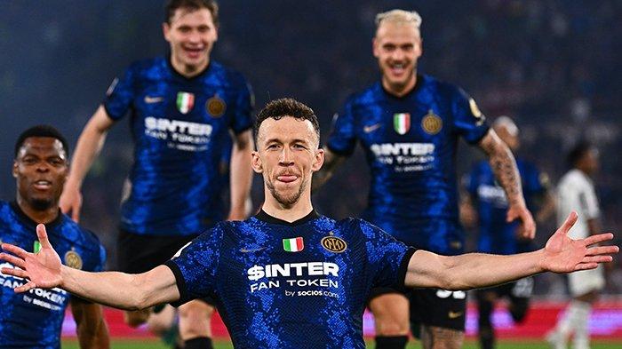 Selebrasi Ivan Perisic dan para pemain Inter Milan saat menjuarai Coppa Italia dengan mengalahkan Juventus 4-2, di Stadion Olimpico, Roma, Kamis (12/5/2022).