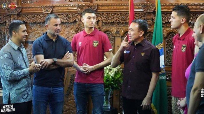 Ivar Jenner ( FC Utrecht ) dan Justin Hubner ( Wolves ) yang diproyeksi jadi calon penggawa baru Timnas Indonesia U-20 saat temui Iwan Bule