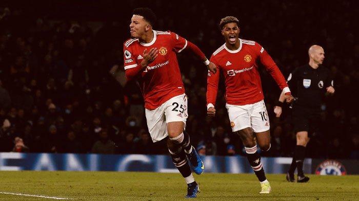 Pemain Man United, Jadon Sancho (kiri) mencetak gol pada menit 50 dalam laga kontra Chelsea di Liga Inggris. Laga berakhir 1-1 antara Chelsea vs Man United.