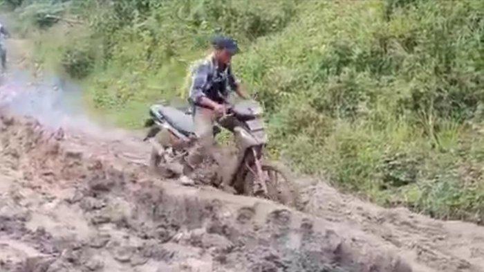Kondisi jalan di Krayan, Nunukan, Kalimantan Utara yang rusak parah.