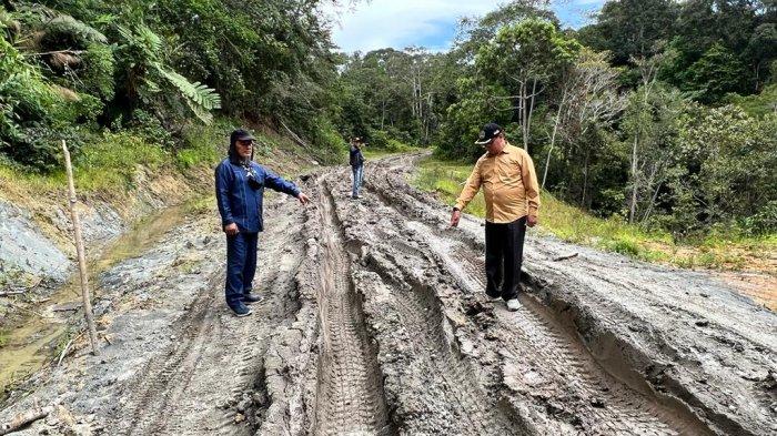 Kondisi jalan berlumpur di daerah perbatasan RI-Malaysia di Krayan, Nunukan, Kaltara (HO/Dok. Pribadi Elia DJ)