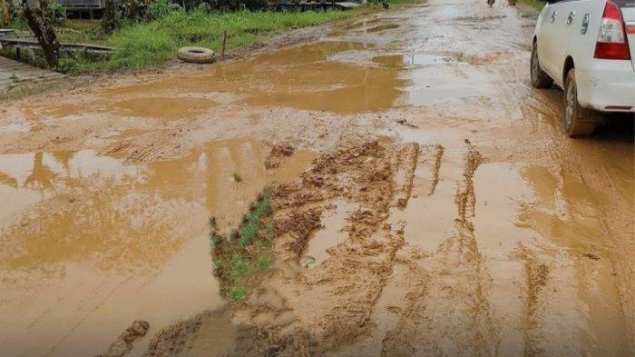 Kondisi jalan Trans Kalimantan arah Kutai Barat, Kalimantan Timur rusak parah, sehingga rawan terjadi kecelakaan lalu lintas.