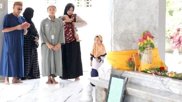 Islam kali pertama masuk ke Kerajaan Kutai diyakini melalui daerah yang kini disebut Desa Kutai Lama, Kecamatan Anggana, Kabupaten Kutai Kartanegara.